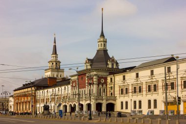 Moskova'nın merkezinde güzel mimari Şehir caddesinde çekilen fotoğraf, Moskova, ilkbahar 2019, gökyüzü, binalar, cephe 
