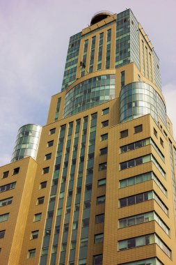 Moskova'nın merkezinde güzel mimari Şehir caddesinde çekilen fotoğraf, Moskova, ilkbahar 2019, gökyüzü, binalar, cephe 