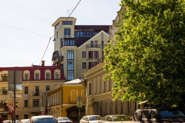 Moskova'nın merkezinde güzel mimari Şehir caddesinde çekilen fotoğraf, metro Turgenevskaya ,Moskova, ilkbahar 2019, gökyüzü, binalar, cephe 