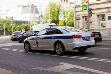Moskova'nın merkezine çağrı üzerine polis bolshaya Lubyanka caddesinde fotoğraf çekildi,araba büyük bir yetkili taşıyordu, bahar 2019, Moskova, araba, şehir, insanlar. 