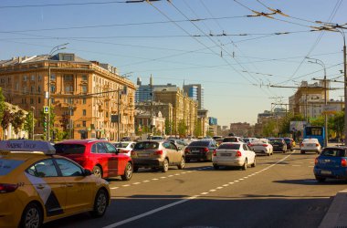 Moskova'nın merkezinde güzel mimari Fotoğraf şehrin sokaklarında çekildi, metro Krasnopresnenskaya , Moskova, ilkbahar 2019, gökyüzü, binalar, yüzler 