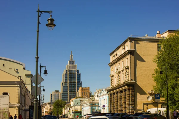 Moskova'nın merkezinde güzel mimari Fotoğraf şehrin sokaklarında çekildi, metro Novoslobodskaya , Moskova, ilkbahar 2019, gökyüzü, binalar, yüzler 