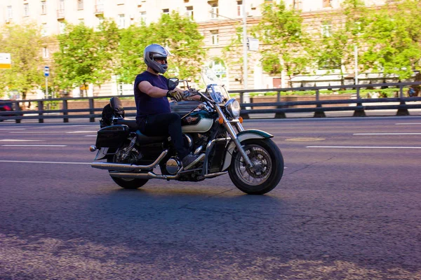 摩托车手骑在高速公路上高速 照片拍摄于莫斯科的普罗斯佩克特米拉地铁站 2019年春季 莫斯科 摩托车 — 图库照片