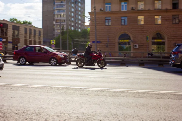 Мотоциклист Едет Высокой Скорости Шоссе Фото Сделано Станции Метро Проспект — стоковое фото