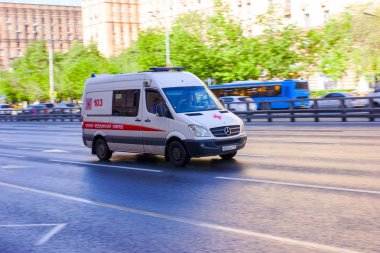 Ambulansın aracını aramak için acele yle Moskova'daki Prospekt Mira metro istasyonunda fotoğraf çekildi, ilkbahar 2019, Moskova, acil bir acil durum vagonu, Avenue, araba. 