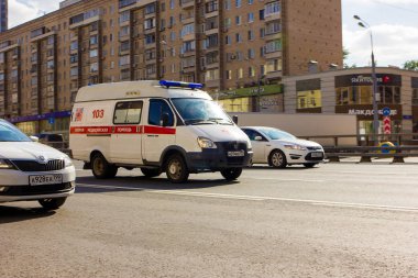Ambulansın aracını aramak için acele yle Moskova'daki Prospekt Mira metro istasyonunda fotoğraf çekildi, ilkbahar 2019, Moskova, acil bir acil durum vagonu, Avenue, araba. 