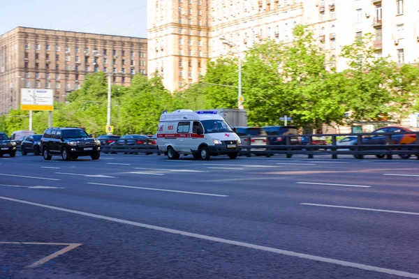Автомобиль Скорой Помощи Спешке Вызывает Фотография Сделана Проспекте Мира Москве — стоковое фото