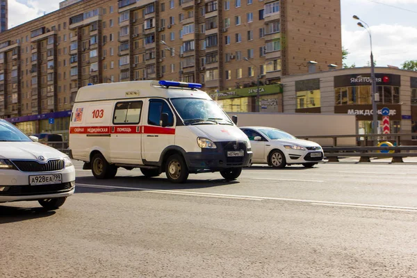 Ambulansın aracını aramak için acele yle Moskova'daki Prospekt Mira metro istasyonunda fotoğraf çekildi, ilkbahar 2019, Moskova, acil bir acil durum vagonu, Avenue, araba. 