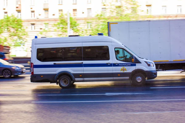 警车冲向电话 照片拍摄于普罗斯佩克特米拉 地铁阿列克谢夫斯卡娅 春天2019年 莫斯科 巡逻车 — 图库照片