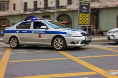 Özel polis arabası olay mahalline gidiyor Tiyatro meydanında çekilen fotoğraf, Lubyanka metro istasyonu, ilkbahar 2019, Moskova, Rusya, araba, yol, binalar, özel ulaşım
