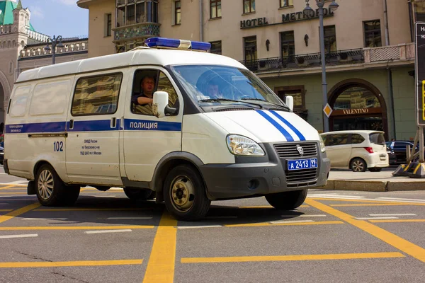Özel polis arabası olay mahalline gidiyor Tiyatro meydanında çekilen fotoğraf, Lubyanka metro istasyonu, ilkbahar 2019, Moskova, Rusya, araba, yol, binalar, özel ulaşım