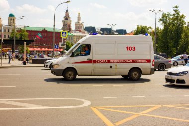 Tiyatro meydanında çekilen bir çağrı üzerine özel ambulans yolculukları Fotoğraf, bahar, Mayıs 2019, Moskova, Rusya, araba, yol, binalar, özel ulaşım