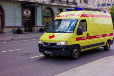 Tiyatro meydanında çekilen bir çağrı üzerine özel ambulans yolculukları Fotoğraf, bahar, Mayıs 2019, Moskova, Rusya, araba, yol, binalar, özel ulaşım