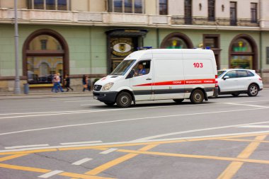 Tiyatro meydanında çekilen bir çağrı üzerine özel ambulans yolculukları Fotoğraf, bahar, Mayıs 2019, Moskova, Rusya, araba, yol, binalar, özel ulaşım
