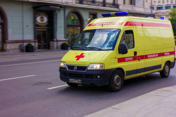 Tiyatro meydanında çekilen bir çağrı üzerine özel ambulans yolculukları Fotoğraf, bahar, Mayıs 2019, Moskova, Rusya, araba, yol, binalar, özel ulaşım
