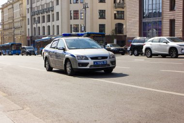 Özel polis arabası çağrı Üzerine olay yerine gider Tiyatro meydanında çekilen Fotoğraf, Lubyanka metro istasyonu, bahar, Mayıs 2019, Moskova, Rusya, araba, yol, binalar, ulaşım