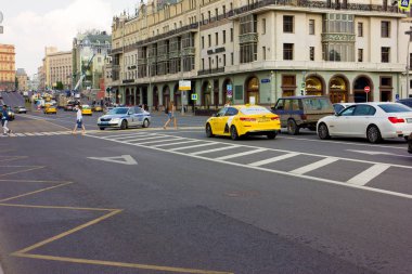 Şehir merkezinde özel polis arabası sürmek Tiyatro meydanında çekilen fotoğraf, Lubyanka metro istasyonu, bahar, Mayıs 2019, Moskova, Rusya, araba, yol, şehir, ulaşım