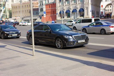 Şehir merkezinde özel polis arabası sürmek Tiyatro meydanında çekilen fotoğraf, Lubyanka metro istasyonu, bahar, Mayıs 2019, Moskova, Rusya, araba, yol, şehir, ulaşım