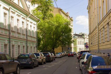 Moskova'nın merkezinde güzel mimari Şehir caddesinde çekilen fotoğraf, metro Lubyanka ,Moskova, ilkbahar 2019, gökyüzü, binalar, cephe 