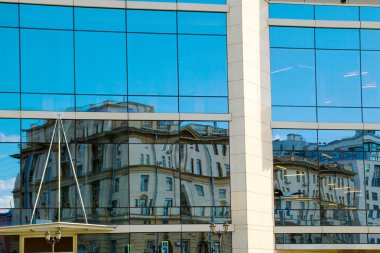 Yansımalarda modern ve eski mimari Sokaklarda çekilen fotoğraf, metro Novokuznetsk, bahar, Mayıs 2019, Moskova, Rusya, cephe, şehir, cam