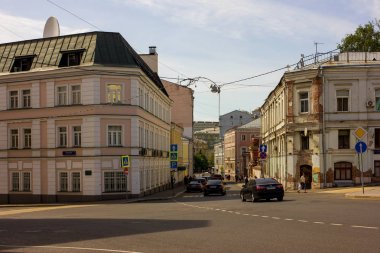 Moskova'nın merkezinde güzel mimari Şehir caddesinde çekilen fotoğraf, metro Lubyanka ,Moskova, ilkbahar 2019, gökyüzü, binalar, cephe 