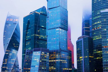Moskova 'nın merkezindeki gökdelenler yılın farklı zamanlarında Moskova' nın bir caddesinde, 2018 kışında, gökyüzünde, raylarda, evlerde çekildi. 