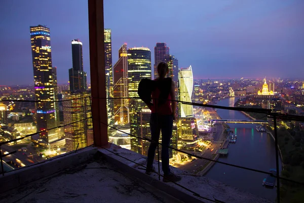 Mädchen Posiert Auf Dem Dach Mit Blick Auf Die Stadt — Stockfoto