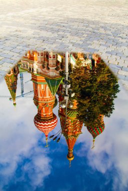 Moskova 'nın görüntüsü telefonun yansımasında, şehir caddesinde çekilmiş bir ateş topu fotoğrafı, 2019 sonbaharında, gökyüzü, şehir, bina...