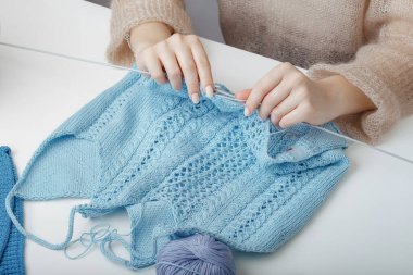 Genç kadın ve onun el yapımı mavi forması