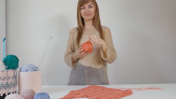 Young designers winding treads and finishes knitting — Stock Video