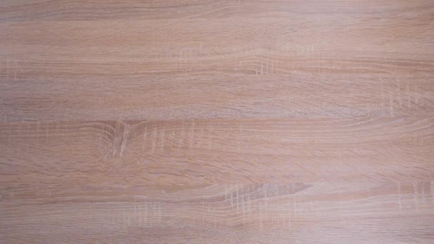 Pasta desmenuzada en la mesa de la cocina de madera — Vídeos de Stock