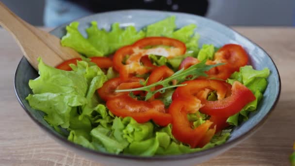 Salada verde com pimenta vermelha e rúcula — Vídeo de Stock