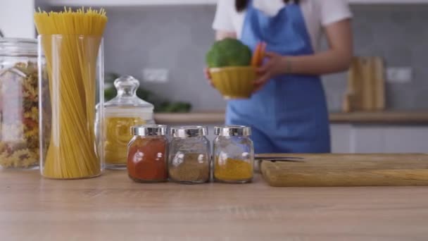 Kobieta Będzie Gotować Pieczone Warzywa Kuchni — Wideo stockowe