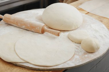 Kafedeki el yapımı makarna için taze hamur. 