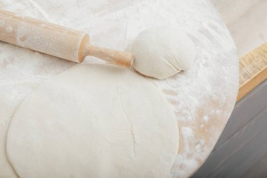 İtalyan peynirli pizza için taze el yapımı hamur. 