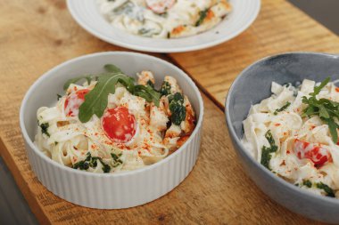 Peynirli ve domatesli el yapımı taze makarna.