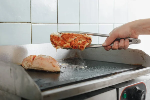 Cocinar pollo fresco para ensalada con verduras — Foto de Stock