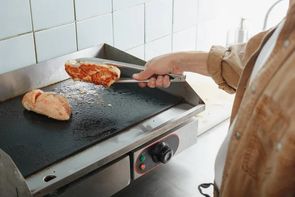 Chef grills pollo para el almuerzo fresco en un café — Foto de Stock