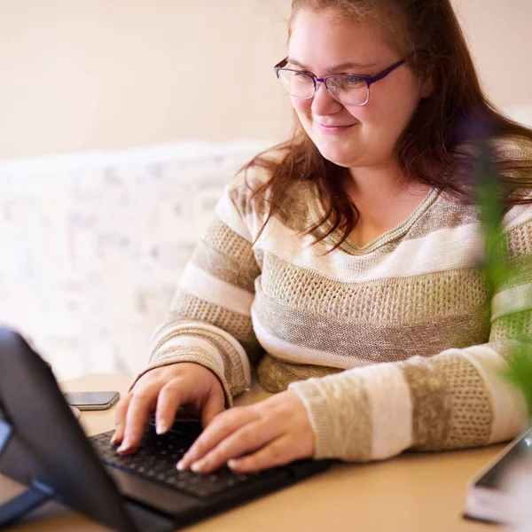 Hermosa mujer adulta con sobrepeso escribiendo en su moderno teclado tabletas Imagen De Stock