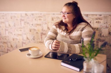 pencere ışığa doğru seyir Cafe güzel obez beyaz kadın