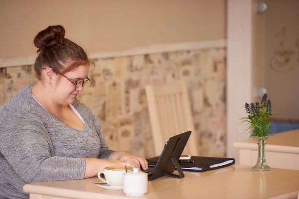 Profilbild einer übergewichtigen Kaukasierin, die in einem Café arbeitet — Stockfoto