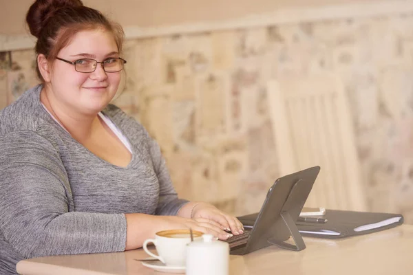 Schöne junge Mädchen lächelt in die Kamera, nachdem sie interviewt wurde Stockbild