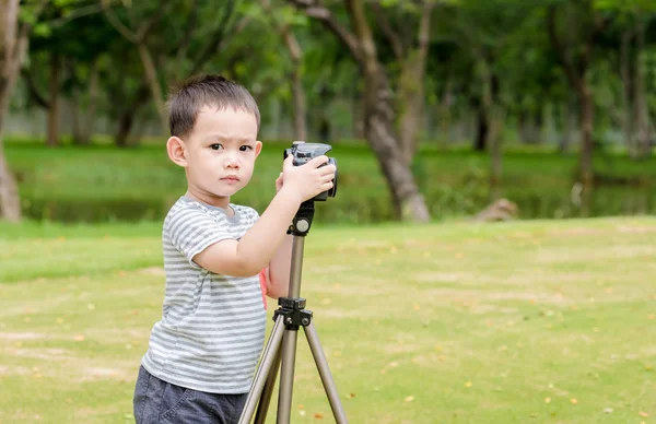 Thai baby photographer shooting in nature — Stock Photo, Image