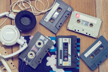 Tahtanın üzerinde duran kaset ve kulaklık.