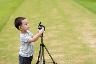 Taylandlı bebek fotoğrafçısı doğada çekim yapıyor