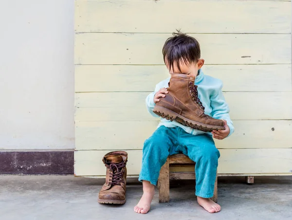Asijské Dítě Chlapec Pokusit Nosit Otec Boty — Stock fotografie