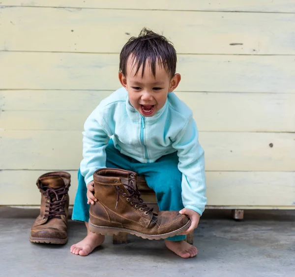 Asiatisch Baby Boy Versuchen Bis Tragen Vater Stiefel — Stockfoto