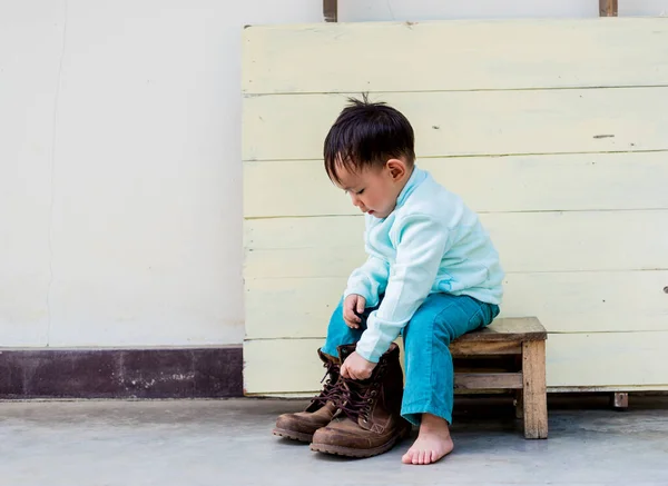 Asijské Dítě Chlapec Pokusit Nosit Otec Boty — Stock fotografie
