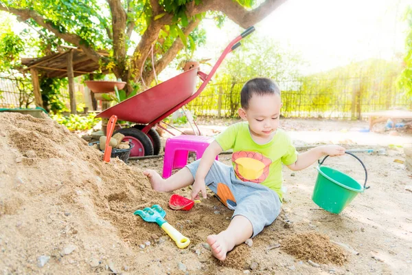 Thajský Chlapeček Blednoucí Hromadě Písku Hračkou Plastovou Vidličkou Lžičkou Kamionem — Stock fotografie