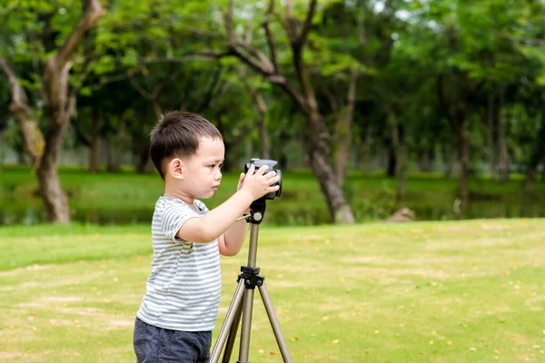 Asijské Dítě Chlapec Fotografování Přírodě Podle Dslr Fotoaparát Stativy — Stock fotografie